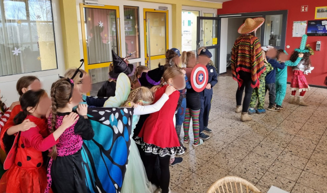 Faschingspolonaise durch das Schuljaus