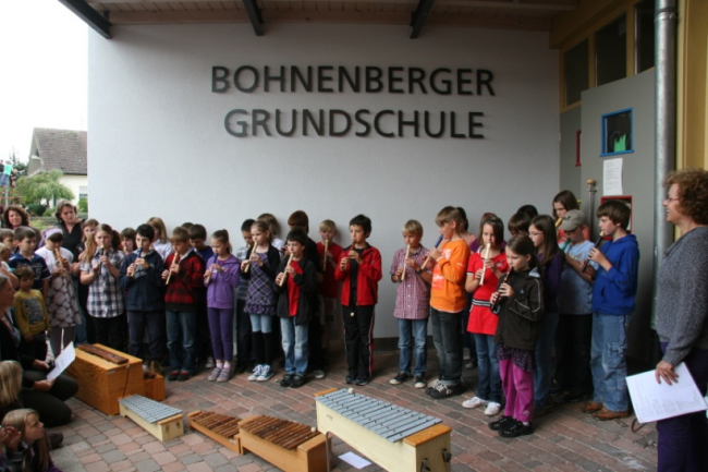 Schülerinnen und Schüler der Klassen 4a und 4b beim Flötenspiel