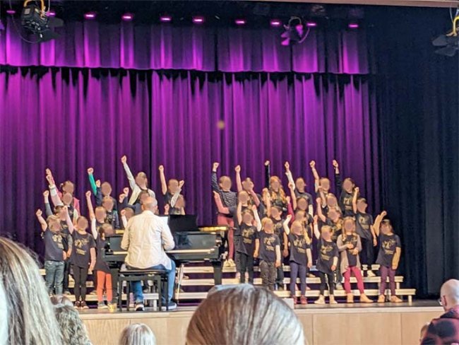 Bohni-Chor beim Grundschulchorwettbewerb und Altburger Frühlingsmarkt